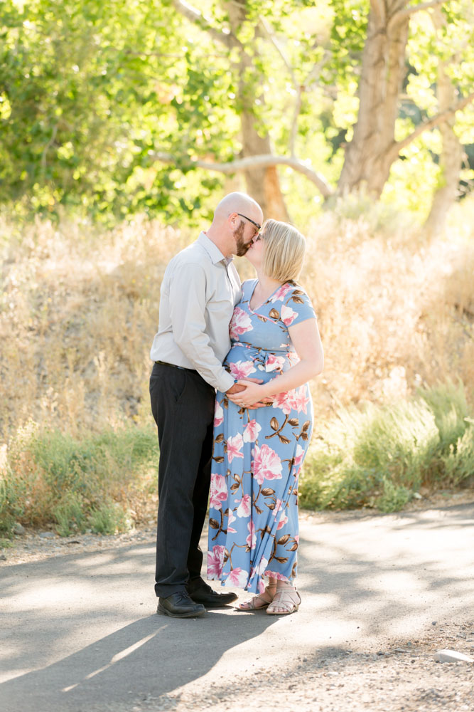 Early fall maternity photos by Reno maternity photographer at mayberry park in reno
