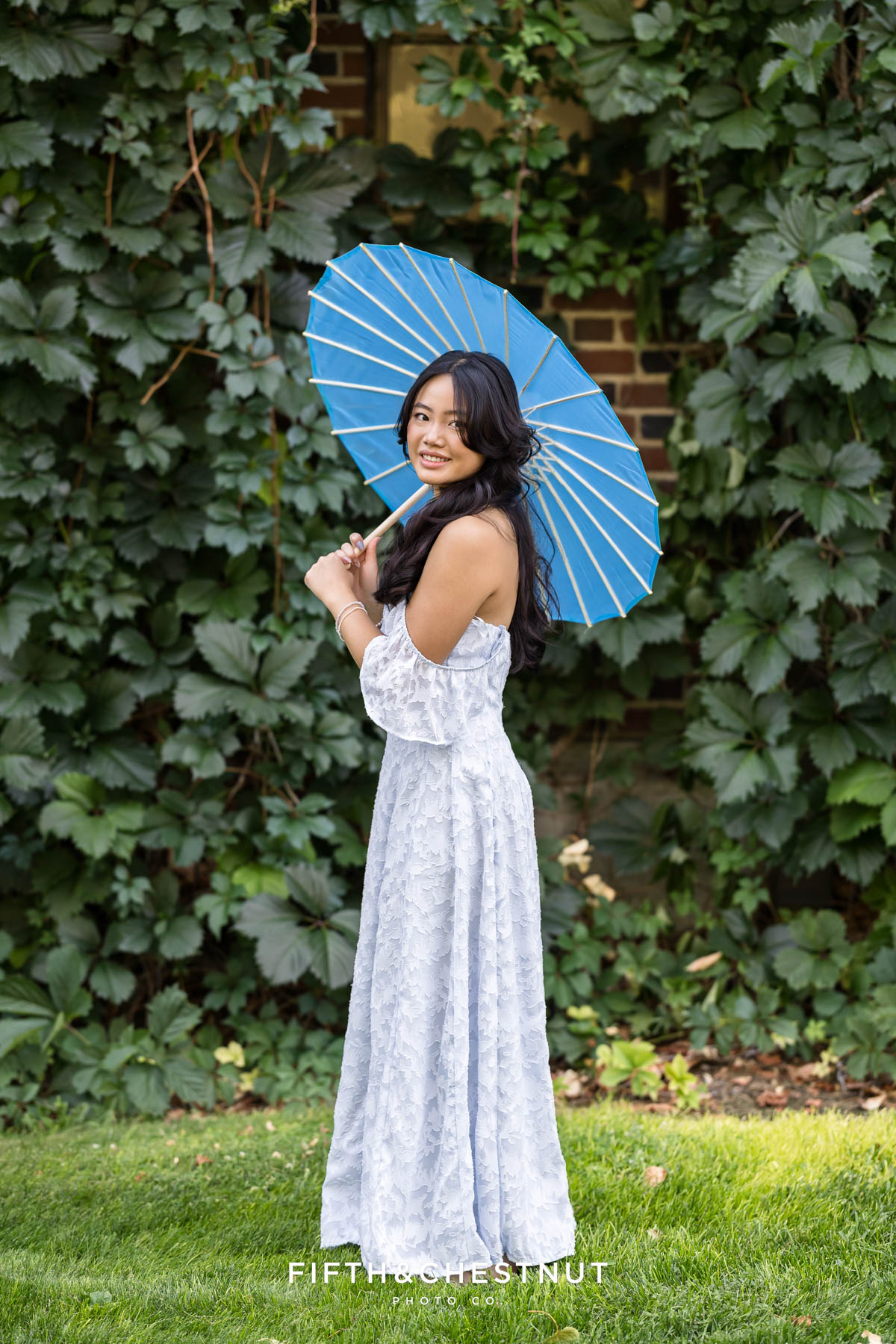 Bridgerton inspired senior portraits at UNR by Reno Senior Photographer